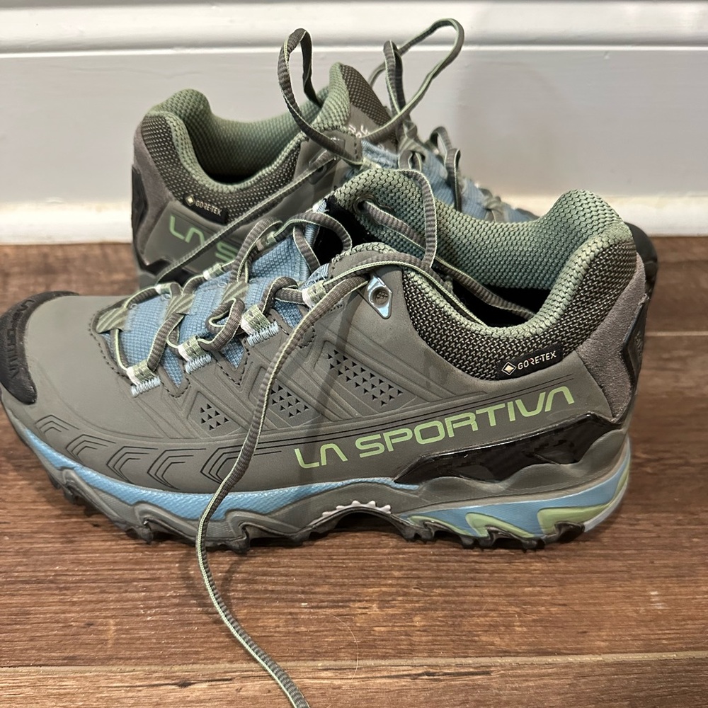 Size UK 5 1/2+ hiking shoe